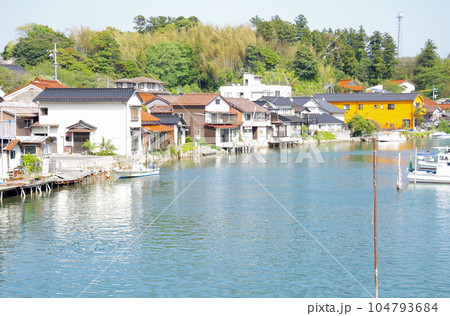 隠岐西郷地区八尾川沿いの漁船と民家の景色 104793684