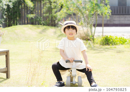 三輪車に乗る女の子の写真 104793825