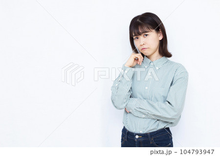 白い背景の前で悩んでいる30代の女性 白い背景の前で悩んでいる30代の女性 104793947