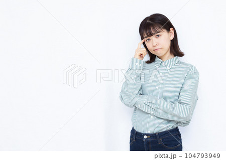 白い背景の前で悩んでいる30代の女性 104793949