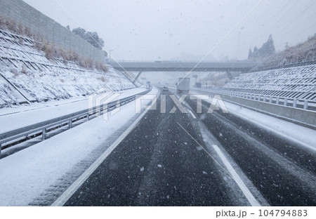 雪の降る高速道路 雪の降る高速道路 104794883
