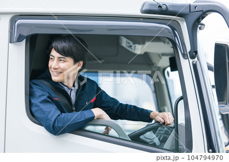 運転席に座る笑顔のトラックドライバー 運転席に座る笑顔のトラックドライバー 104794970