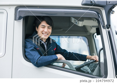 運転席に座る笑顔のトラックドライバー 運転席に座る笑顔のトラックドライバー 104794972