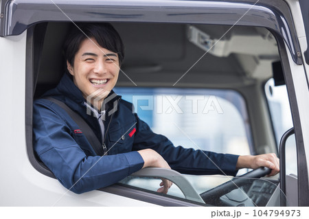運転席に座る笑顔のトラックドライバー 運転席に座る笑顔のトラックドライバー 104794973