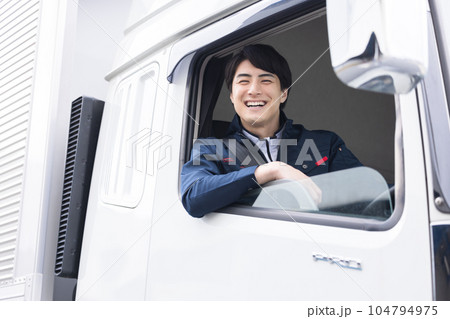 運転席に座る笑顔のトラックドライバー 104794975