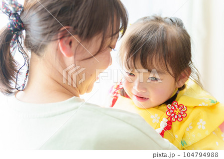 七五三の着物を着た女の子を抱きしめるお母さん 七五三の着物を着た女の子を抱きしめるお母さん 104794988