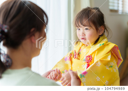 七五三の着物を着た女の子とお母さん 七五三の着物を着た女の子とお母さん 104794989
