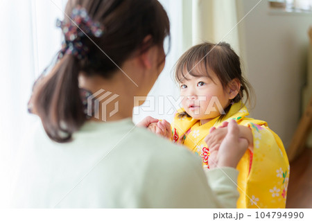 七五三の着物を着た女の子とお母さん 七五三の着物を着た女の子とお母さん 104794990