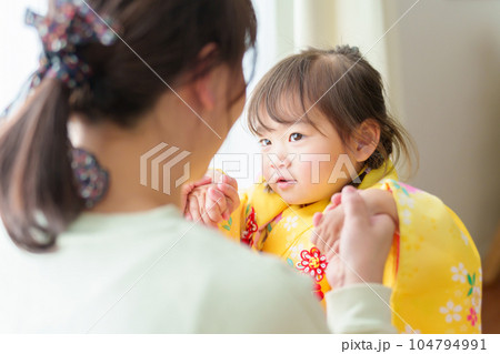 七五三の着物を着た女の子とお母さん 七五三の着物を着た女の子とお母さん 104794991