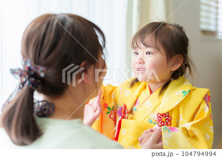 七五三の着物を着た女の子とお母さん 七五三の着物を着た女の子とお母さん 104794994