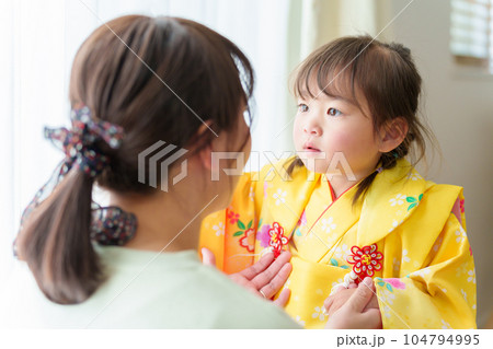 七五三の着物を着た女の子とお母さん 七五三の着物を着た女の子とお母さん 104794995