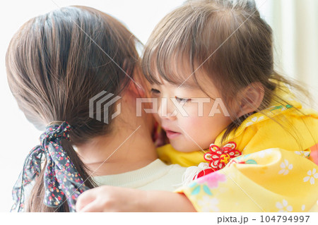 七五三の着物を着た女の子を抱きしめるお母さん 七五三の着物を着た女の子を抱きしめるお母さん 104794997