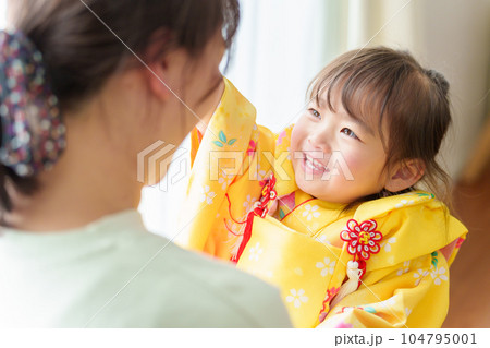 七五三の着物を着た女の子とお母さん 七五三の着物を着た女の子とお母さん 104795001