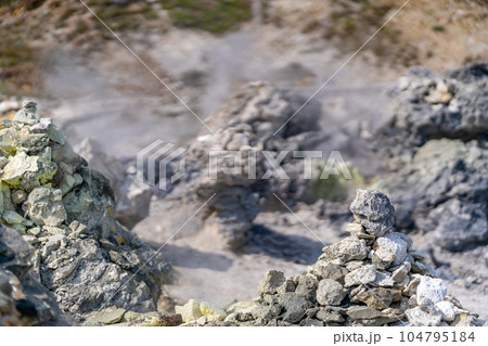 恐山　噴出する硫化水素 104795184