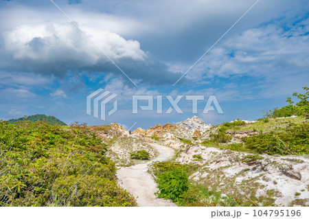 恐山　宇曽利山湖　極楽浜　湖畔から参道を望む 104795196