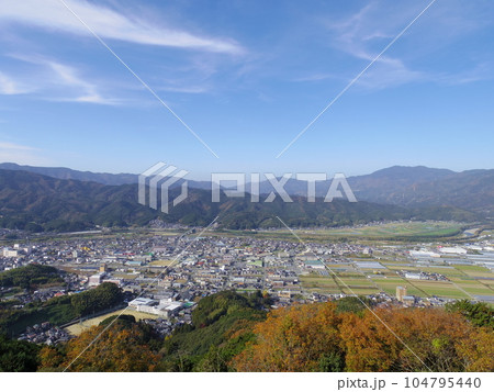 愛媛県大洲市冨士山より望む大洲盆地 104795440
