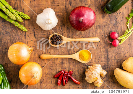 スパイスと野菜 spices and vegetables スパイスと野菜 spices and vegetables 104795972