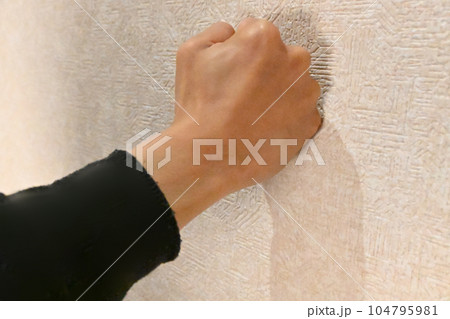 拳で壁を殴る 104795981