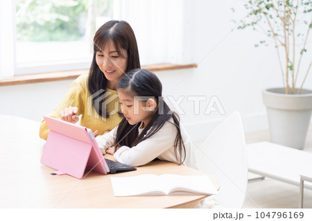 リビングでタブレット学習をする子供(育児・子育て) リビングでタブレット学習をする子供(育児・子育て) 104796169
