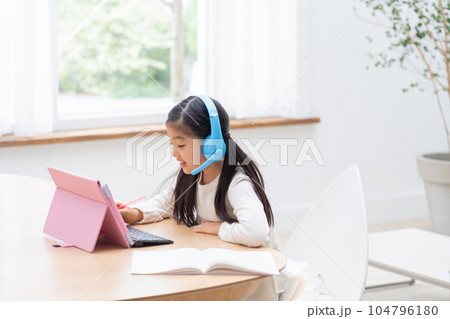 リビングでタブレット学習をする子供(育児・子育て) リビングでタブレット学習をする子供(育児・子育て) 104796180