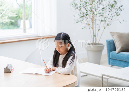 リビングで勉強する子供(育児・子育て) リビングで勉強する子供(育児・子育て) 104796185