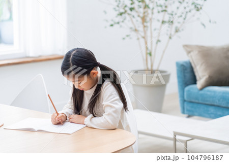 リビングで勉強する子供(育児・子育て) リビングで勉強する子供(育児・子育て) 104796187