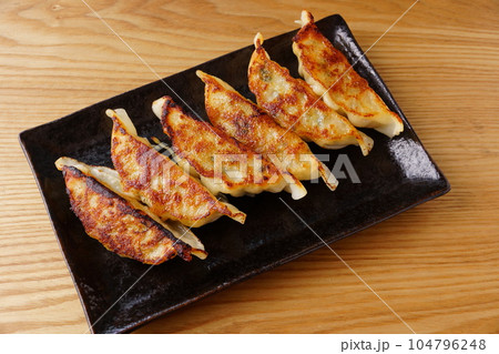 美味しい焼き餃子 104796248