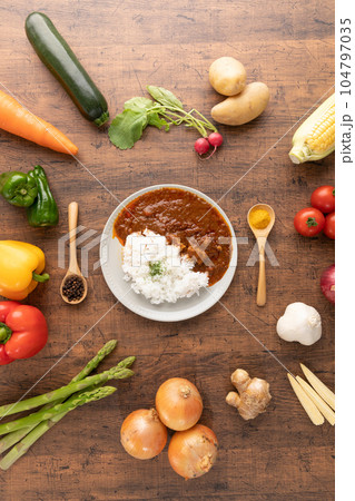 バターチキンカレーと野菜 curry rice and vegetables バターチキンカレーと野菜 curry rice and vegetables 104797035