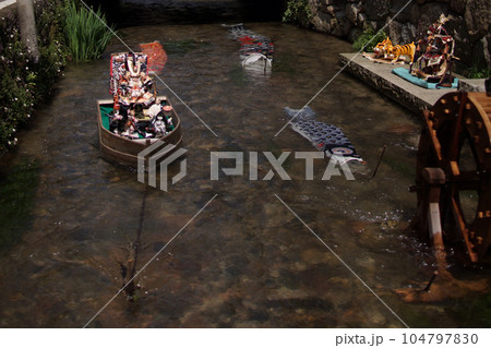 鳥取　四季の散歩　鯉幟が泳ぐ川　瀬戸川 104797830