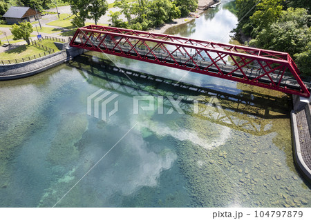夏の支笏湖を空撮(山線鉄橋) 夏の支笏湖を空撮(山線鉄橋) 104797879