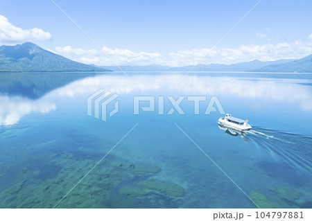 夏の支笏湖を空撮（観光船） 104797881