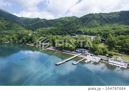 夏の支笏湖を空撮(湖畔園地 観光船 ボート乗り場) 夏の支笏湖を空撮(湖畔園地 観光船 ボート乗り場) 104797884