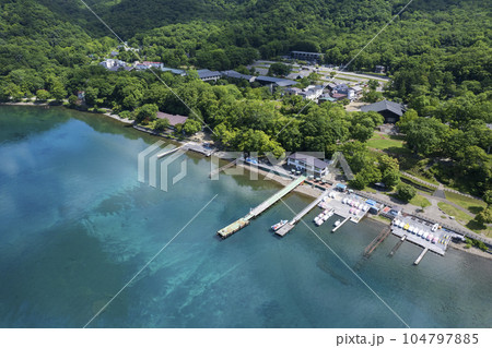 夏の支笏湖を空撮（湖畔園地 観光船 ボート乗り場） 104797885