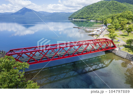 夏の支笏湖を空撮(山線鉄橋) 夏の支笏湖を空撮(山線鉄橋) 104797889