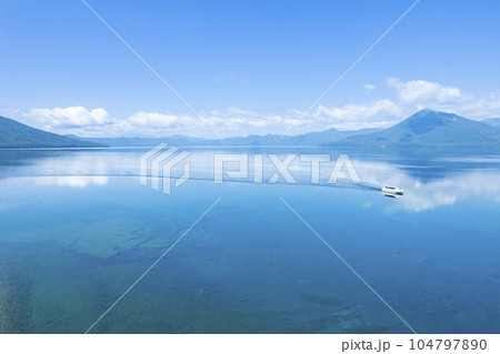 夏の支笏湖を空撮(観光船) 夏の支笏湖を空撮(観光船) 104797890