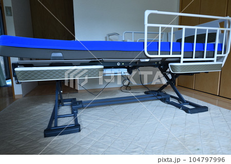 自宅の高齢者用の介護ベッド 自宅の高齢者用の介護ベッド 104797996