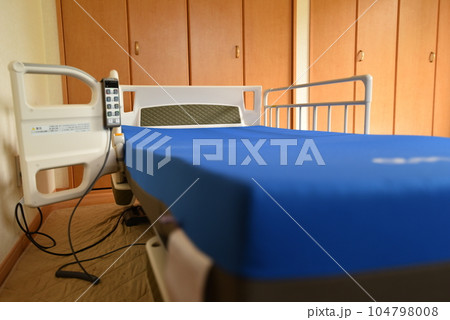 自宅の高齢者用の介護ベッド 自宅の高齢者用の介護ベッド 104798008