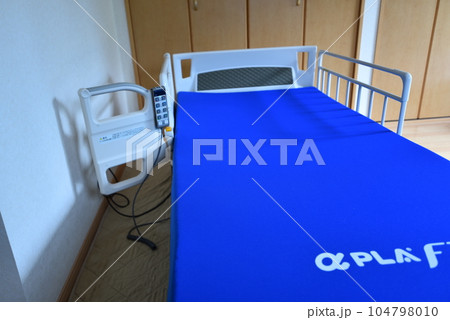 自宅の高齢者用の介護ベッド 自宅の高齢者用の介護ベッド 104798010