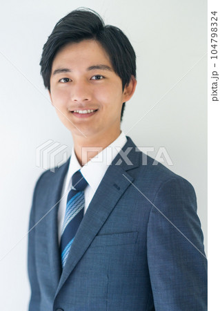 カメラ目線の微笑むビジネスマン 104798324