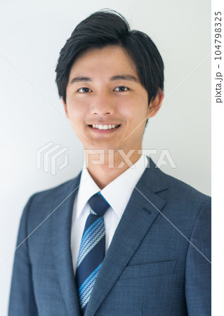 カメラ目線の微笑むビジネスマン 104798325