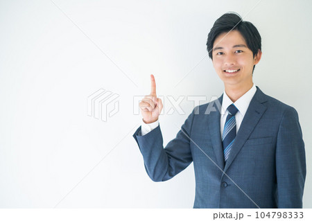 カメラ目線で1番ポーズを取るビジネスマン 104798333