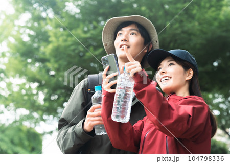 自然を楽しむ若いカップル 自然を楽しむ若いカップル 104798336