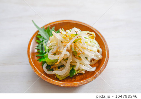 ラー油がかかったモヤシのナムル 104798546