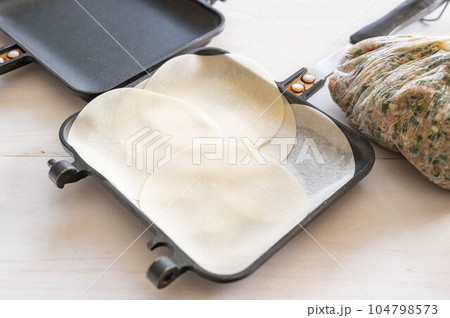 ギョウザの皮を敷き詰める　 104798573