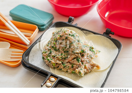 ギョウザの具をのせる ギョウザの具をのせる 104798584