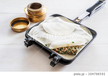 包まない餃子作りとアルコールストーブ 104798591