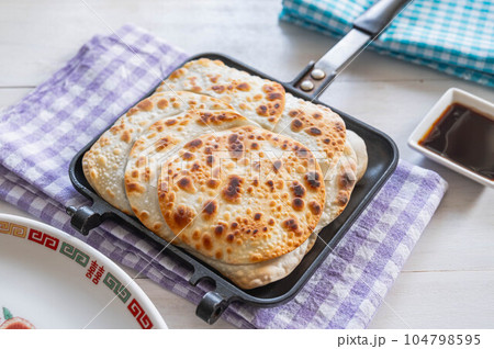 ホットサンドメーカーで焼く包まない餃子 ホットサンドメーカーで焼く包まない餃子 104798595
