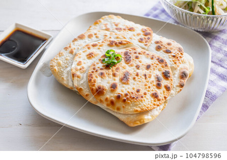 ホットサンドメーカーで作るニラ餃子 104798596