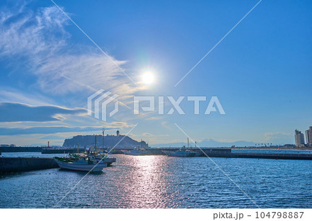 神奈川県鎌倉市の腰越漁港から江の島方面 神奈川県鎌倉市の腰越漁港から江の島方面 104798887