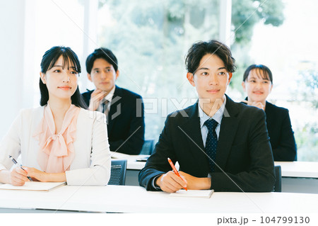 セミナーを受ける社会人 セミナーを受ける社会人 104799130